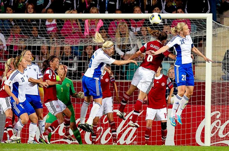 LODTRÆKNING. Annica Sjölund (th.) udligner i tirsdagens 1-1-gruppekamp mellem Danmark og Sverige. Det  resultat kan komme til at koste Danmark kvartfinalepaldsen. 