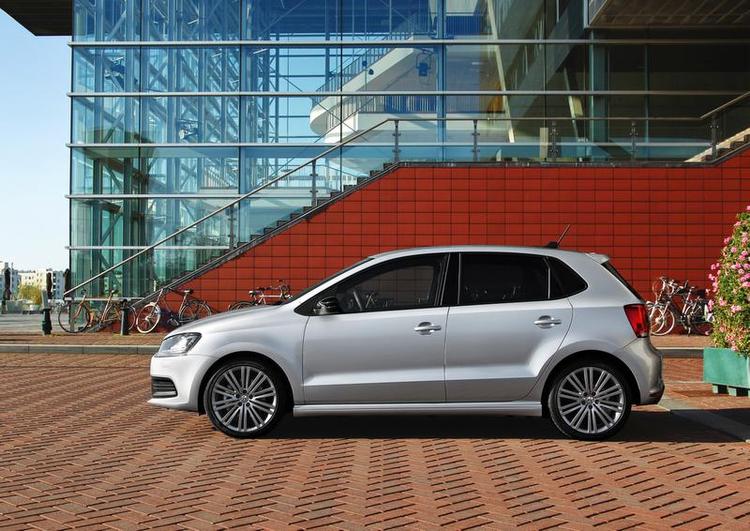 VW Polo Blue GT kombinerer en økonomisk motor med sportsligt udseende, bl.a. med store alu-fælge. Foto: VW 
