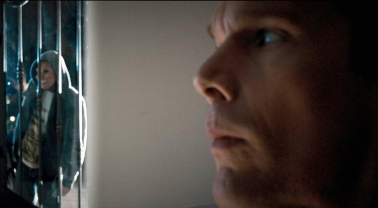 Samfundsrationale. James Sandin (Ethan Hawke) skal nok beskytte kone og børn mod den årlige 'udrensning'. Men kan han det? 