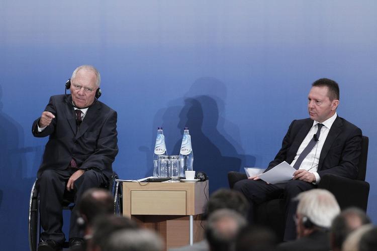 Statsbesøg. Wolfgang Schäuble besøgte i dag Grækenland for første gang, siden landet blev kastet ud i voldsom økonomiske krise. 