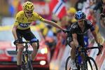Støtte. Chris Froome (Sky) udbyggede sit forspring i Tour de France på dagens bjergetape, selv om han undervejs måtte støtte sig til holdkammeraten Richie Porte, der delte ud af sin energibar. For den forseelse modtog begge en straf på 20 sekunder. 