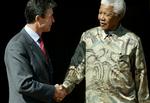 Fødselsdag. Verden over bliver Sydafrikas tidligere præsident Nelson Mandela lykønsket. Her ses han på et billede fra 2002 i selskab med Danmarks tidligere statsminister og nuværende Nato generalsekretær, Anders Fogh Rasmussen. 