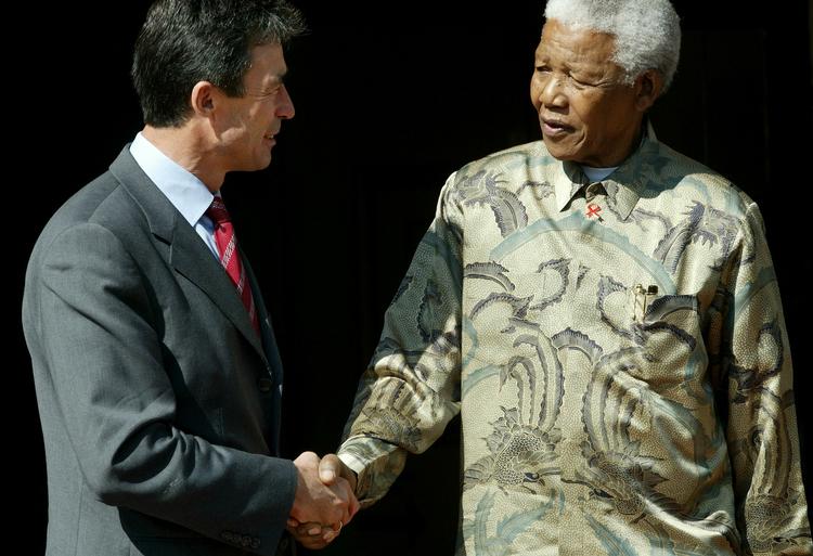 Fødselsdag. Verden over bliver Sydafrikas tidligere præsident Nelson Mandela lykønsket. Her ses han på et billede fra 2002 i selskab med Danmarks tidligere statsminister og nuværende Nato generalsekretær, Anders Fogh Rasmussen. 