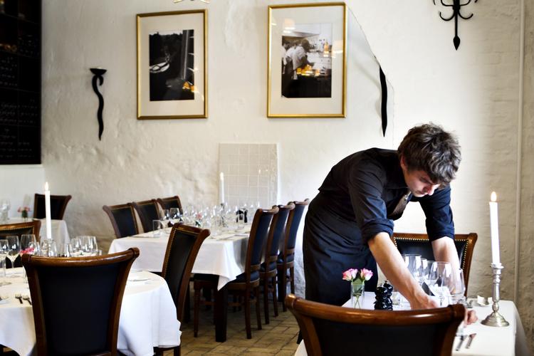 Restaurant. Kun 20 procent af tjenerne i Danmark er dækket af overenskomst, siger en tjener. Manden på billedet her har ingen relation til artiklen. 