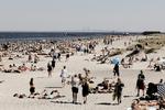 Sommer. Lørdag bliver det for alvor godt vejr. Her kommer temperaturerne op på mellem 22 og 27 grader. 