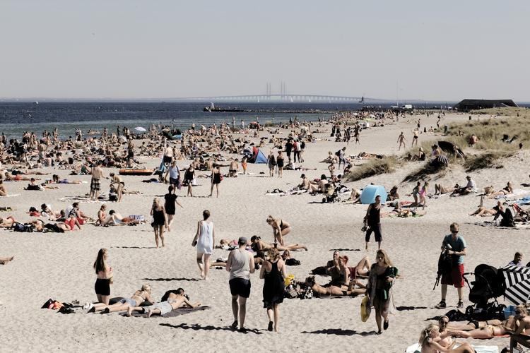 Sommer. Lørdag bliver det for alvor godt vejr. Her kommer temperaturerne op på mellem 22 og 27 grader. 
