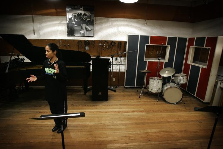 Stjernespækket. I dag er det rundvisere og turister, der flokkes i Studio A i Motown-musikfabrikken. Mwen en gang var det Diana Ross, Stevie Wonder og Martha Reeves. 