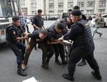 Demonstration. Ifølge politiet protesterede omkring 2.500 personer i går i Moskvas centrum, mens demonstranterne siger, at de var omkring 10.000 samlet i protest mod dommen over oppositionsaktivisten Aleksej Navalnij. 