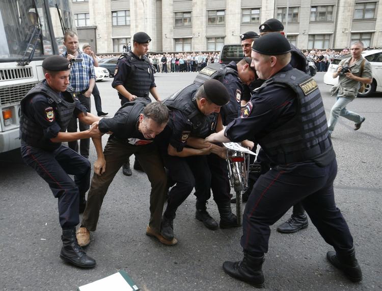 Demonstration. Ifølge politiet protesterede omkring 2.500 personer i går i Moskvas centrum, mens demonstranterne siger, at de var omkring 10.000 samlet i protest mod dommen over oppositionsaktivisten Aleksej Navalnij. 