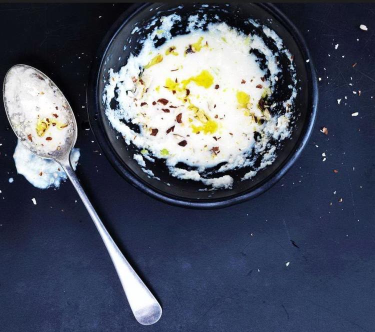 Rå kost. Denne suppe tilberedes af rå blomkål. Hvis man erstatter den med broccoli, skal kålen have opkog, inden den blendes med de øvrige ingredienser. 