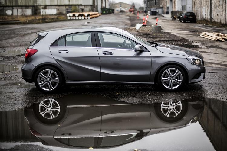 Omstridt. For tiden kan Mercedes A-klasse ikke sælges i Frankrig. Det skyldes strid om et kølemiddel til bilens aircondition. 