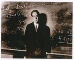 Bohr. Her ses Niels Bohr ved en forelæsning i USA. 