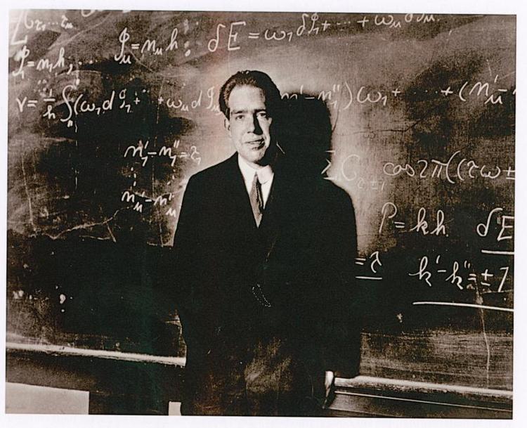Bohr. Her ses Niels Bohr ved en forelæsning i USA. 