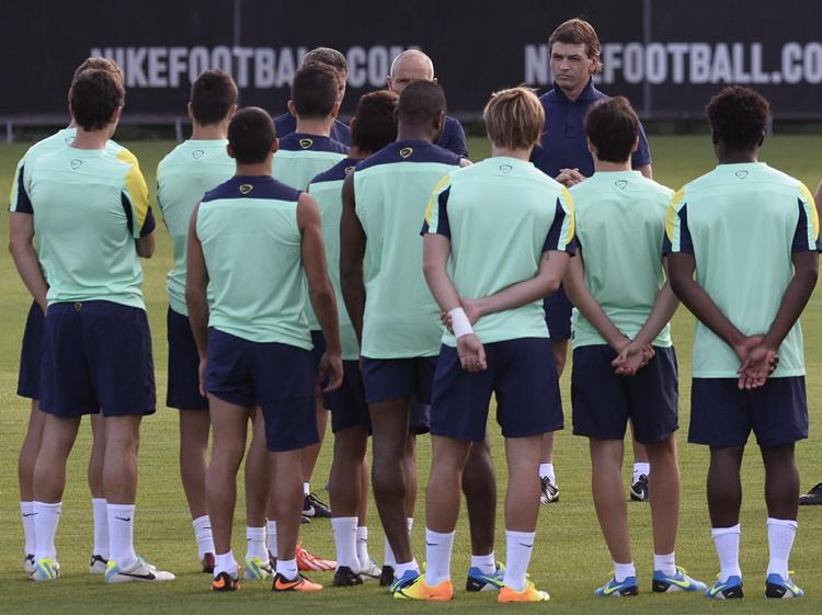 Stop. Dette billede kan være et af de sidste, hvor Tito Vilanova styrer FC Barcelonas træninger. Spanske medier melder således, at den 44-årige spanier stopper i klubben grundet kræft. 