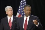 Kevyn Orr (til højre) er udnævnt af staten som kriseleder ses her i selskab med Michigans guvernør, Rick Snyder, ved et pressemøde i Detroit tidligere på dagen. 