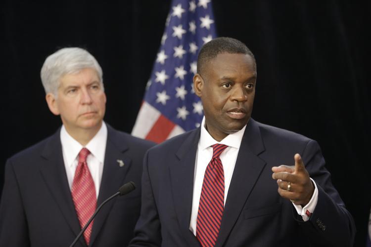 Kevyn Orr (til højre) er udnævnt af staten som kriseleder ses her i selskab med Michigans guvernør, Rick Snyder, ved et pressemøde i Detroit tidligere på dagen. 
