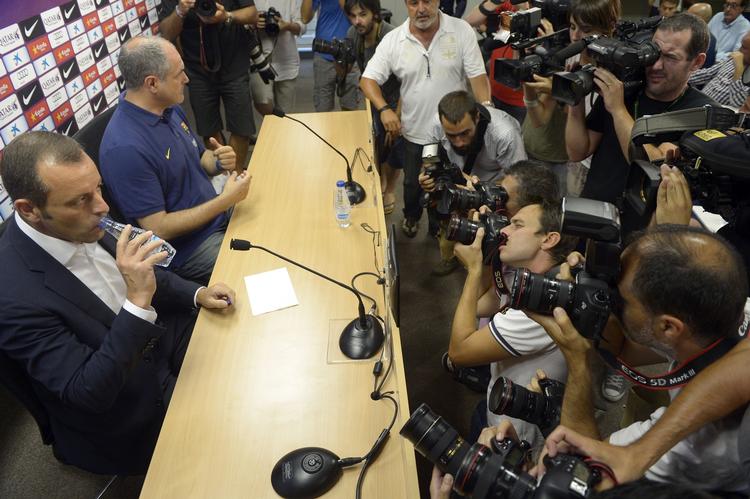 Trist. Præsident Sandro Rosell førte ordet med sportsdirektør Andoni Zubizarreta ved sin side. Hele holdet var med til det korte pressemøde. 