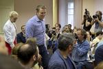 Svindelsag. Aleksej Navalnij ses her under retssagen, der umiddelbart kostede ham fem års fængsel. 