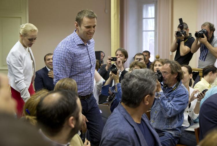 Svindelsag. Aleksej Navalnij ses her under retssagen, der umiddelbart kostede ham fem års fængsel. 