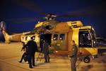 Mægling. John Kerry er på vej ud af en helikopter under sit besøg i Mellemøsten. Besøget skal sparke liv i fredsforhandlingerne. 