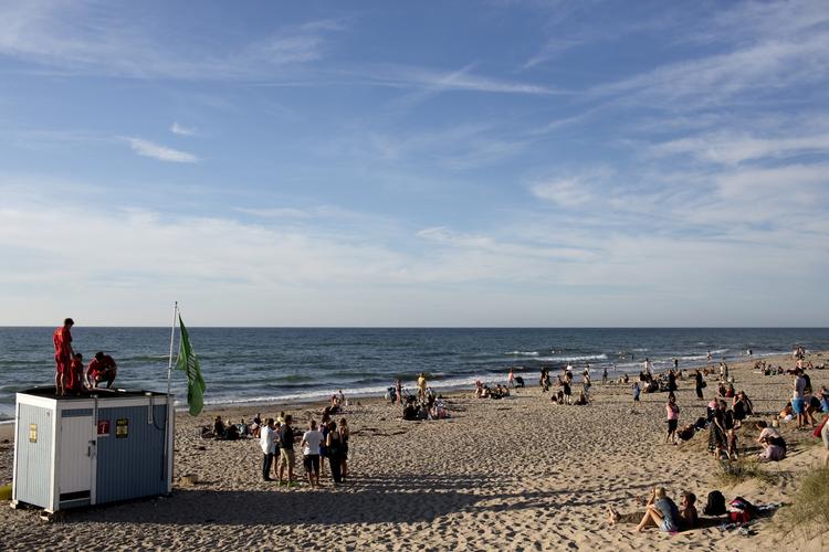 Tisvildeleje. Feriegæster fortæller, at de tager til Tisvildeleje på grund af beliggenheden i forhold til København. 