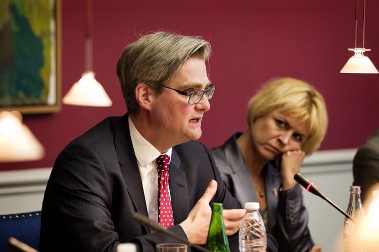 Jubilæum. Søren Pind og en række nu toneangivende Venstrepolitikere udgav for ti år siden en række liberale grundteser. Er de dengang afviste tanker nu blevet partiets politik?, spørger Jesper Petersen (S). 