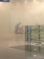 EKSPLOSION. Vidner siger, at en mand detonerede sort krudt i Beijings lufthavn. 