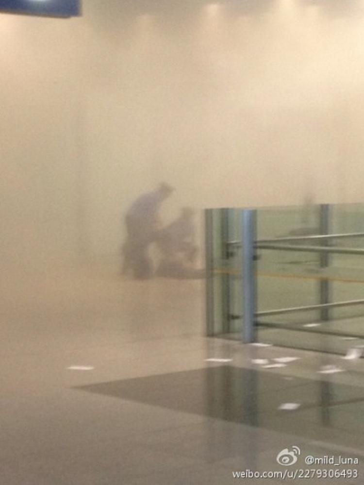 EKSPLOSION. Vidner siger, at en mand detonerede sort krudt i Beijings lufthavn. 
