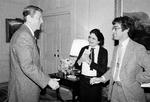 Legende. I størstedelen af hendes karriere var Helen Thomas ofte enlig kvinde blandt mænd. Hun var kendt for sin kritiske tilgang til præsidenten. Her ses hun i en munter stund, før et interview med præsident Ronals Reagan. 