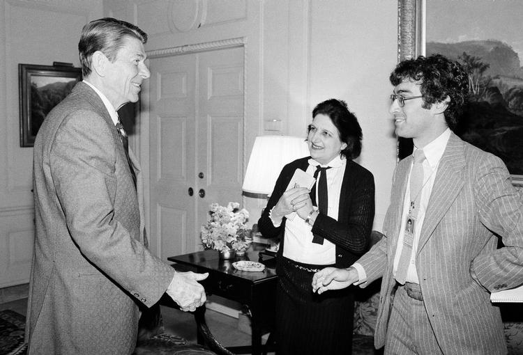 Legende. I størstedelen af hendes karriere var Helen Thomas ofte enlig kvinde blandt mænd. Hun var kendt for sin kritiske tilgang til præsidenten. Her ses hun i en munter stund, før et interview med præsident Ronals Reagan. 