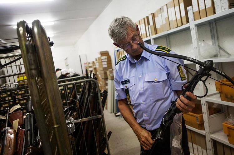 Våben. Der hører pile med metalkappe til den svære ambrøst. »Der er nogen, der går på jagt med sådan en«, siger politikommissær Søren Svendsen fra Københavns Politi. 