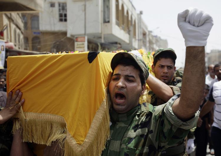 BLODBAD. Irak har de seneste 12 måneder været ramt af ekstraornidært mange bilbomber. Iagttagere frygter, at uroen - og særligt flygtningestrømmen fra Syrien - kan bringe landet på randen af en ny borgerkrig. 