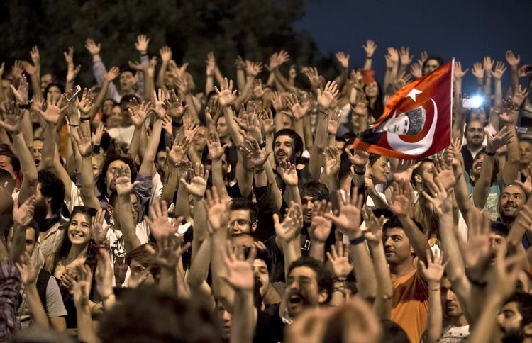 Brullyp. Traditionen tro greb politiet ind på Taksim-pladsen i Tyrkiet. 