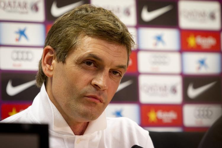Tilbud. Manchester United skal ikke regne med, at de får held med at lokke Cesc Fabregas væk fra Barcelona, siger klubbens træner, Tito Vilanova. 