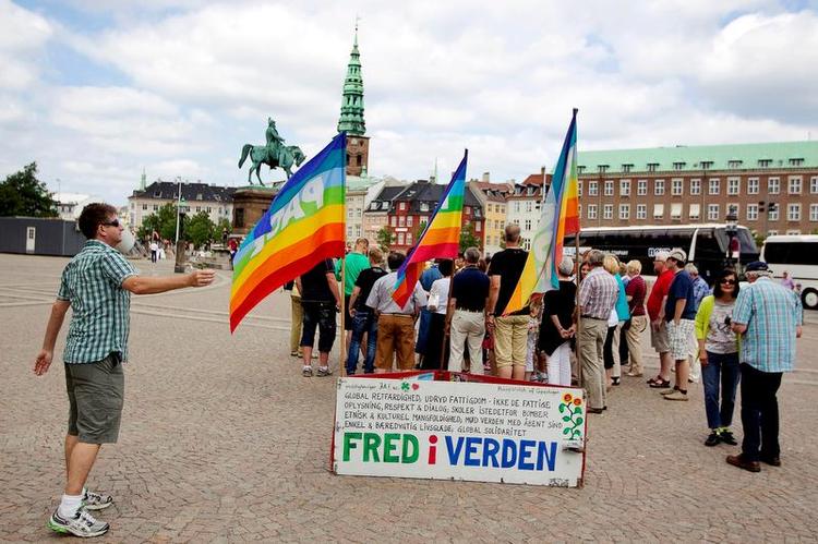 Fredvagt. Siden 2001 har krigsmodstandere hver dag stået vagt foran Christiansborg for at vise deres utilfredshed. 
