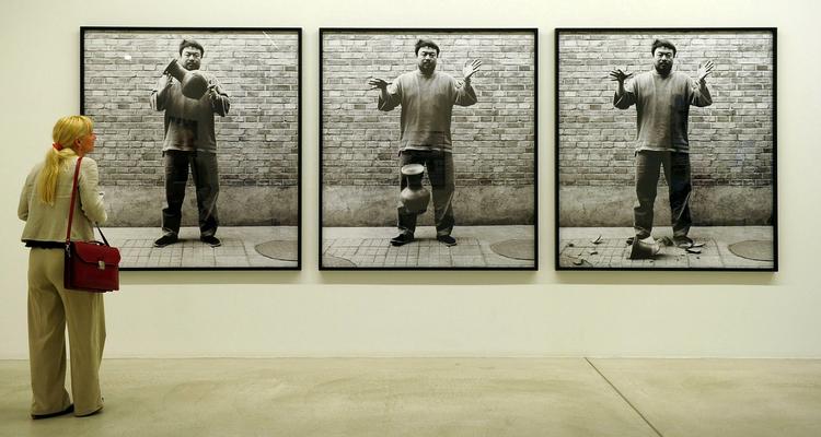 Ægte. Ai Weiwei har har også beskæftiget sig med gamle kinesiske kunstgenstande. F.eks. i 1995, da han knuste en uvurderlig krukke fra Handynastiet i et værk. 