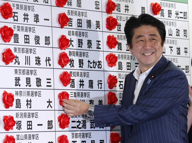 TRIUMF. Med valgsejren får Shinzo Abe friere hænder til at gennemfører økonomiske reformer. 