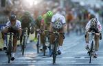 AFGØRELSEN. Den sidste spurt i Tour de France nummer 100 blev et heftigt opgør mellem Mark Cavendish (tv.), Marcel Kittel (i midten) og André Greipel (th.). 