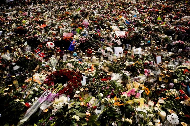 minde. Ved Oslo Domkirke blev ved mindehøjtidelighederne i 2011 og 2012 lagt i alt 15 ton blomster, der nu som kompostjord skal indgå i permanente mindesmærker. 