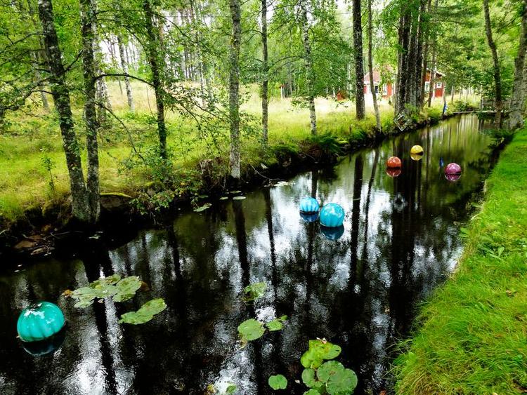 Kunstelv. Selv Lyckeby-elven er udsmykket med glas ved Transjö Hytta i Glasriket. 