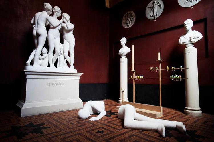 Konfrontation. Ole Broager beskriver både i sit værk og den ledsagende tekst, sine problemer i forhold til Thorvaldsens kølige nyklassicisme. 