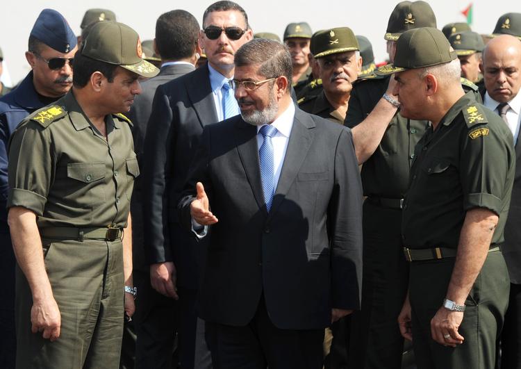 Folkevalgt. Mohamed Morsi fra Det Muslimske Broderskab var måske ikke den præsident, som de politiske ledere i Vesten havde ønsket sig i Egypten. Men at militæret har afsat og arresteret den demokratisk valgte præsident, udfordrer USA og EU. 