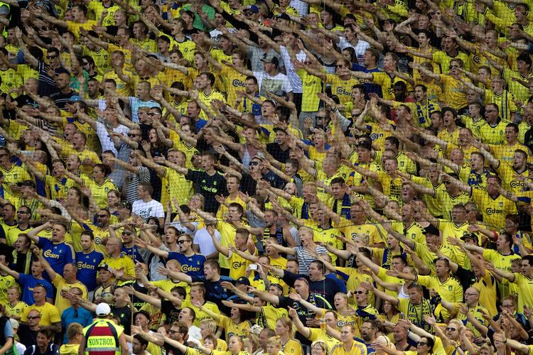 SUCCES. Første Superligarundes største opmuntring var de tætpakkede tribuner, specielt i Brøndby, hvor der var næsten 19.000 tilskuere. 