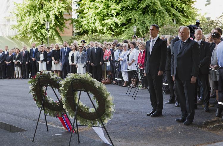 Sammenhold. Statsminister Jens Stoltenberg (Arbeiderpartiet) opfordrede i sin tale nordmændene til at værne om deres værdier om blandt andet åbenhed. Billedet her er fra sidste års markering ved regeringsbygningen i Oslo. 