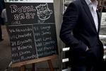Odds. En spiludbyder forsøgte at udnytte den store mediebevågenhed foran St. Mary's hospital for over en uge siden, hvor mediefolk ventede på, at hertuginden af Cambridge blev indlagt. 