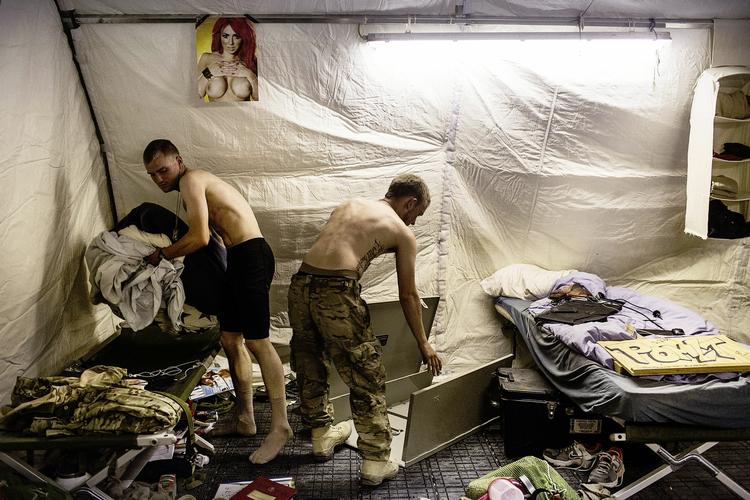 Det er de danske kampsoldater, som i dag trækkes hjem fra Afghanistan. Der vil fortsat være 300 danske soldater i Afghanistan. Den danske kampvognsdeling bliver blandt andet i Afghanistan, men rykker til Camp Bastion. 