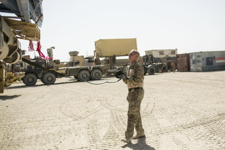 Oprindeligt var planen for den danske indsats i Afghanistan, at det danske infanteri ikke skulle forlade landet før udgangen af 2014. Men den plan blev ændret, fordi det blev vurderet, at den afghanske hær selv var i stand til at overtage ansvaret for sikkerheden i Gerehsk. Derfor trækkes kampsoldaterne tilbage før tid. 