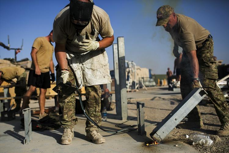 USA indleder 7. oktober 2001 krigen mod Talebanstyret i Afghanistan. 200 amerikanske specialstyrker kastes 19. oktober 2001 ned med faldskærm som de første i landkrigen mod Taleban. 