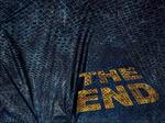 Baglys. Lærredet folder og bogstaverne skråner, som i Star Wars, men det mest markante ved Ivan Andersens maleri af 'The End' er det lys bag lærredet, der får trådene til at gløde. 