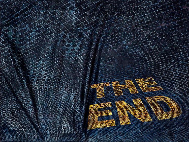 Baglys. Lærredet folder og bogstaverne skråner, som i Star Wars, men det mest markante ved Ivan Andersens maleri af 'The End' er det lys bag lærredet, der får trådene til at gløde. 